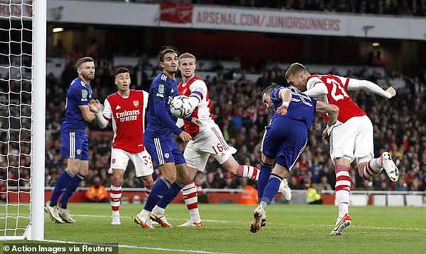 Arsenal và Chelsea cùng đi tiếp tại Carabao Cup