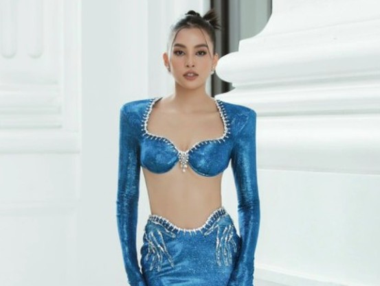 Tiểu Vy mặc váy o ép vòng 1, khoét lưng sâu hoắm chiến quá trời quá đất