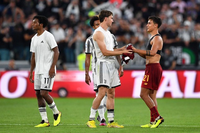 Juve nhận trái đắng từ người cũ Dybala, đội bóng của Mourinho tiếp tục bất bại
