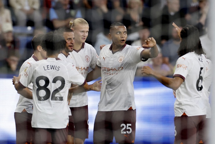 Man City thắng dễ Burnley ngày khai mạc Ngoại hạng anh