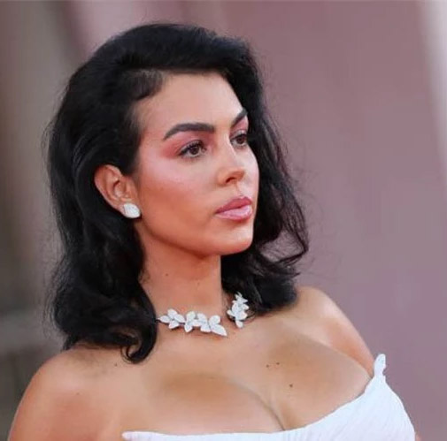 Bồ Ronaldo khoe cặp tuyết lê đẫy đà ở LHP Venice