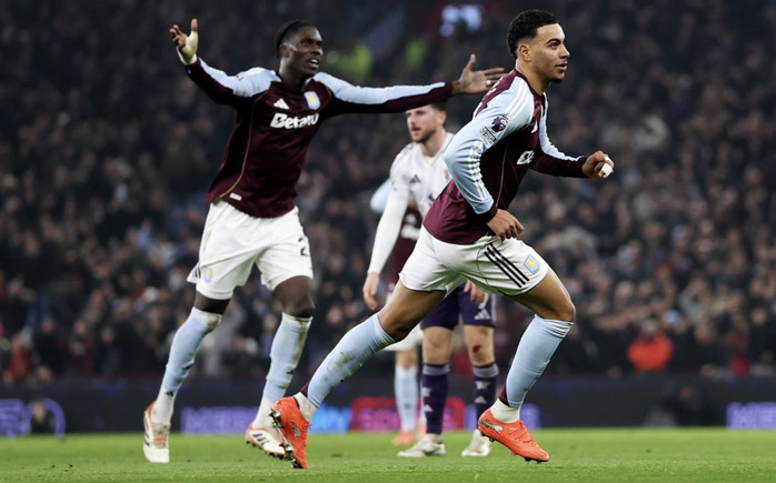 Man United gục ngã ở Villa Park, hụt hơi cuộc đua vô địch