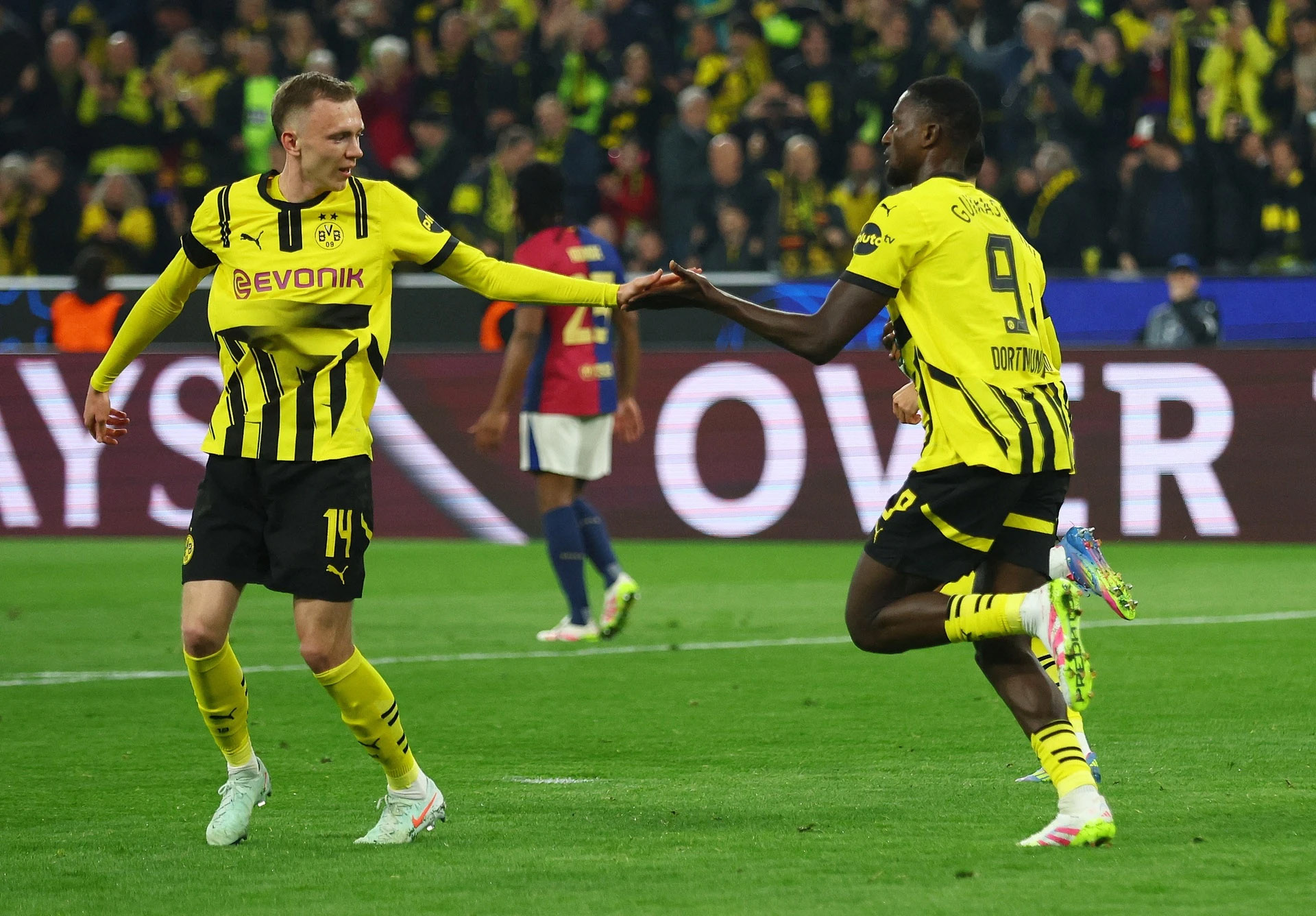 Barcelona vào bán kết Champions League sau 6 năm