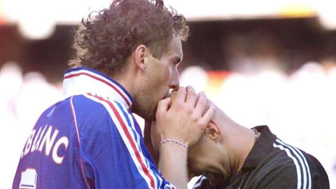 Top 10 nghi thức mê tín kỳ dị nhất trong bóng đá